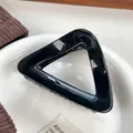 Pinza para el pelo triangular hueca en color negro brillante con diseño minimalista - Venta Directa Bofeiya / Negro 8CM
