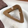 Pinza de pelo triangular marrón en resina brillante para peinado de mujer elegante - Venta Directa Bofeiya / Café 8CM