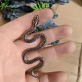 Macro di figurina di serpente in ottone vintage con scaglie dettagliate e corpo a forma di S - Serpente a forma di S (Rosso Antico)