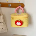 Gelbe Kosmetiktasche mit Herzsteppung, rot-weiß kariertem Griff und Apfel-Katzen-Anhänger - Apfel-Katze