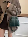 Retro dunkelgrüne Umhängetasche in Muschelform mit weißen Nähten und Silberverschluss - Glänzender PU Stil / Dunkelgrün