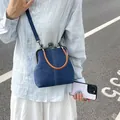 Blaue Denim-Umhängetasche mit Klippverschluss und braunem Griff im Retro-Design - Denim-Stil / Dunkelblau Denim