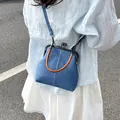 Retro-Umhängetasche aus blauem Denim mit Metallrahmen und braunem Tragegriff - Denim-Stil / Hellblau Denim