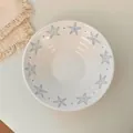 Ronde keramische kom met blauw zeesterpatroon en een elegant minimalistisch ontwerp - 7-inch trompetkom