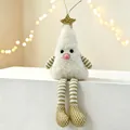 Detalle de muñeco de árbol de Navidad de felpa blanca con largas piernas doradas - Blanco