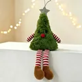 Detalle de muñeco de peluche árbol de Navidad con piernas largas de rayas y estrella - Verde