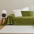Detalle de funda de sofá de chenilla verde hierba con elegantes borlas y textura tejida - 180*130 / Verde Aguacate