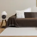 Textura detallada de la funda de sofá de chenilla marrón con borlas de flecos blancos y negros - 180x130 / Café Oscuro