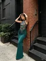 Elegante abito all'americana con ricamo floreale e gonna in raso smeraldo - Verde