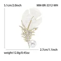Broche de pluma dorada con diamantes de imitación blancos, esmalte y una perla redonda - Estilo Pluma Blanca (MM-BR-3312-WH) / Dorado con Blanco