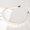 Elegante gouden metalen haarband met witte parels in verloop en een luxe uitstraling - Twee Rijen Zes Grote Kunstparels Stijl