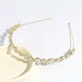 Elegante gouden metalen haarband met witte parels en een veilige ronde basiszetting - Parel Hoofdband Stijl