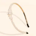 Elegante gouden metalen haarband versierd met witte parels en een bloemcluster - Drie Parels Stijl