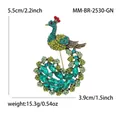 Lujoso broche de pavo real con cristales verdes y acabado dorado sobre blanco - Verde