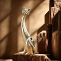 Dettaglio di una statuina di gatto in bronzo con finitura vintage e lunga coda artistica - Gatto dal collo lungo con coda riccia