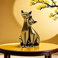 Dettaglio delle sculture astratte di gatti in ottone con finitura bronzo vintage - Gatto