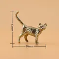 Vista macro di statuetta di gatto in ottone con dimensioni 43mm altezza e 50mm - Gatto che Cammina