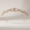 Detailansicht der roségoldenen Brautkrone mit filigranen Mustern und Kristalldetails - Gold
