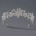 Tiara de mariée argentée élégante avec motifs floraux en strass et perles - Tiara de Photographie Entièrement Sertie de Strass (TS-J2909S)