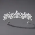 Couronne élégante en argent avec perles blanches et strass brillants sur fond gris - Couronne de Fête d'Anniversaire (TS-J2662)