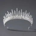 Couronne de mariée argentée élégante avec des strass étincelants sur un fond gris neutre - Couronne de Fête Pointue (TS-J2858S)