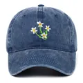 Dettaglio del ricamo a margherita su un cappellino in denim lavato blu scuro da donna - Taglia unica / Blu Notte