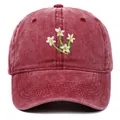 Dettaglio del ricamo floreale su cappellino in cotone rosso scuro lavato vintage - Taglia unica / Borgogna