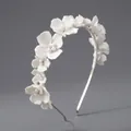 Elegante cerchietto con fiori di ceramica bianca e perle per spose e cerimonie - Stile petalo in ceramica bianca argento (TS-J3268S)