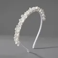 Elegante cerchietto per capelli con fiori bianchi in resina e delicate perle centrali - Stile fiori in ceramica bianca argento (TS-J3114)