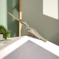 Dettaglio di scultura di martin pescatore in ottone massiccio con piume rifinite - Stile Martin Pescatore