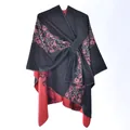 Reversible grey and red knit poncho with floral jacquard pattern and waist belt - Black Red Double Flower Garland