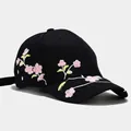 Schwarze Baumwoll-Baseballkappe mit detaillierter rosa Pfirsichblüten-Stickerei - Verstellbar / Schwarz