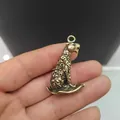 Vista dettagliata di una statuetta di leopardo in ottone vintage con motivi traforati - Leopardo Seduto (Prosperità)