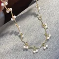 Detalle de collar de perlas de agua dulce con cadena ondulada dorada y racimos de perlas - Collar de perlas onduladas con enrejado de uvas / Dorado