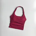 Dettaglio del top da yoga halter rosso scuro con bordo a costine e trama in maglia elastica - Lampone
