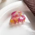 Piccola molletta per capelli in acetato marmorizzato rosa e arancione su piatto bianco - Rosa Metallico
