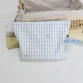Detail der hellblauen karierten Kosmetiktasche mit Stickerei und Reißverschluss - Blaues Gitter Blauer Bogen