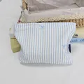 Detail der gestreiften Kosmetiktasche mit blauer Schleifenstickerei und Webetikett - Weiß Blau Gestreift Blauer Bogen