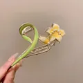 Elegante molletta per capelli mughetto con foglie verdi e perle in finitura oro - Gardenia Gialla