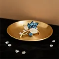 Dettaglio della spilla a foglia dorata con gemme blu marquise e cristalli bianchi - Blu Lago