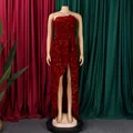 Detail eines roten Pailletten-Abendkleids mit Schulterfrei-Schnitt und hohem Schlitz - S / Rot