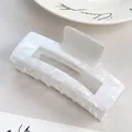 Schillernde Haarklammer in Perlmuttweiß mit Karomuster aus Acetat-Material - Weiß 10.5CM