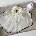 Elegante crème satijnen scrunchie met witte organza rand en zwarte gestikte zoom - Groot / Wit Met Zwarte Lintrand