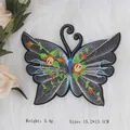 Schwarzer Schmetterlings-Stickaufnäher mit bunten Blumen-Details und weißem Netzfutter - Gelbe Chrysantheme Stickerei-Schmetterling (GZ-4922)