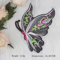 Spitzen-Schmetterlings-Stickerei mit lila Rosen und grünen Blättern, 15.2x17cm - Rosaroter Stickerei-Schmetterling (GZ-4919)