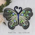 Exquisite 15,7x12,2cm Schmetterlings-Stickerei mit Blumen auf weichem weißem Pelzhintergrund - Blau-weißer Stickerei-Schmetterling (GZ-4921)