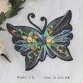 Schmetterling-Stickerei Aufnäher in Schwarz mit Blumen, Größe 15,2x12,9CM, 5,7g - Weiße Chrysantheme Stickerei-Schmetterling (GZ-4916)