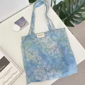 Detailansicht von hellblauem Canvas-Stoff mit Blumenmuster und Markenetikett - Nebelblaues Blumenmuster / Schulterstil