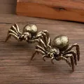 Coppia di figurine di ragno in rame vintage con dettagli su tavolo di legno - Ragno