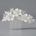 Peineta nupcial con flores mate y diamantes de imitación sobre base de metal plateado - Plateado (HS-J2720S)